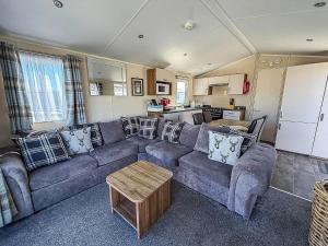 Χώρος καθιστικού στο Lovely 6 Berth, Dog Friendly Caravan For Hire In Norfolk Ref 50011Ae