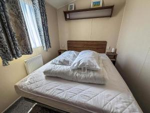 Ένα ή περισσότερα κρεβάτια σε δωμάτιο στο Lovely 6 Berth, Dog Friendly Caravan For Hire In Norfolk Ref 50011Ae