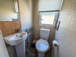 Ένα μπάνιο στο Lovely 6 Berth, Dog Friendly Caravan For Hire In Norfolk Ref 50011Ae +13 φωτογραφίες