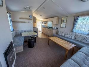 Imagen de la galería de 8 Berth Caravan With Decking At Caister Beach In Norfolk Ref 30016S, en Great Yarmouth