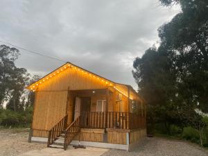 una pequeña casa con luces encima en კოტეჯი109, en Itʼkhvisi 4 fotos más