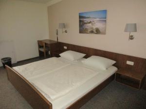 Кровать или кровати в номере Hotel Grüner Jäger