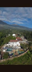 The Pintu Langit Resort في باسورووان: منظر جوي لمبنى به حوض سباحة
