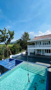 The Pintu Langit Resort في باسورووان: حمام سباحة مع حبل أمام مبنى