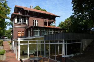 een groot huis met een grote glazen uitbouw bij Ostseepark Waterfront-Karavelle in Heringsdorf