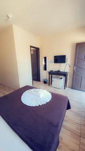 a room with a bed with a plate on it at Pousada Central Parque in Penha