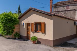 MaružiniStudio Invita的一个小房子,有门和窗户