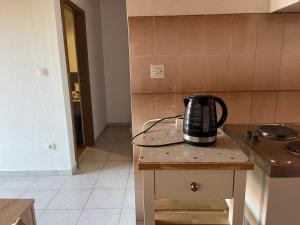 Příslušenství pro přípravu čaje a kávy v ubytování One bedroom apartment