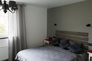 Postel nebo postele na pokoji v ubytování Pļavas