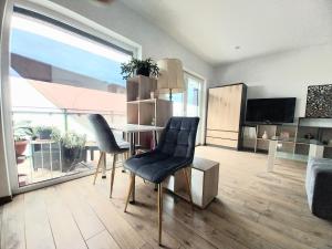 a living room with a dining room table and chairs at Magical Mirrors Studio Apartment in Stare Miasto
