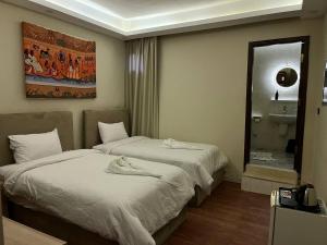 מיטה או מיטות בחדר ב-majestic hotel pyramids view
