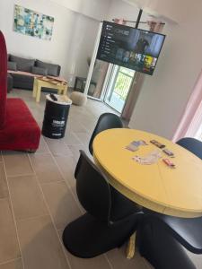 TV a/nebo společenská místnost v ubytování Spiti Nona