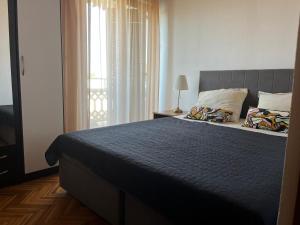 Postel nebo postele na pokoji v ubytování One bedroom apartment