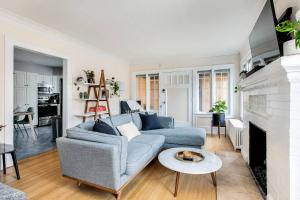 Χώρος καθιστικού στο Maple Leaf Craftsman - Hot Tub, AC, Dog Friendly