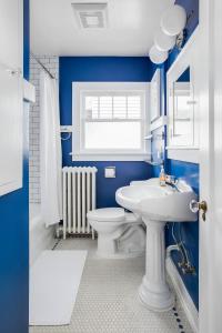 Ένα μπάνιο στο Maple Leaf Craftsman - Hot Tub, AC, Dog Friendly