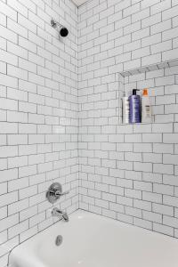 Ένα μπάνιο στο Maple Leaf Craftsman - Hot Tub, AC, Dog Friendly +17 φωτογραφίες