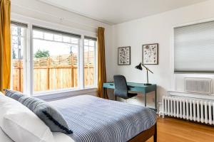 Ένα ή περισσότερα κρεβάτια σε δωμάτιο στο Maple Leaf Craftsman - Hot Tub, AC, Dog Friendly