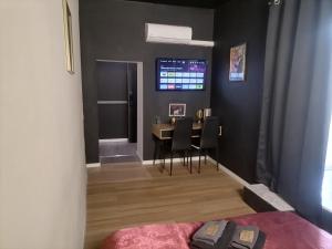 TV/trung tâm giải trí tại Jacuzzi Terrasse Centre Narbonne
