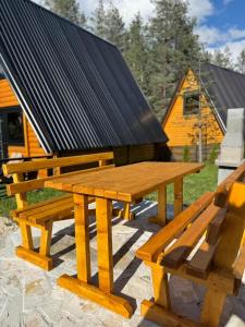 een houten picknicktafel met een zonnedak bij Pine forest-Black in Žabljak