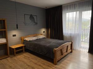 Postel nebo postele na pokoji v ubytování Кам'яний двір