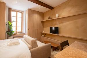 Μια τηλεόραση ή/και κέντρο ψυχαγωγίας στο Charming Studio with A-C - 2P - Center St Tropez