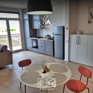 cocina con mesa y sillas rojas en una habitación en Sika Platinum Premium Apartment- private parking, en Arad