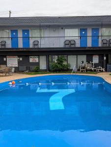 Bazén v ubytování 7 Nights Stay nebo v jeho okolí