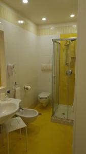 un bagno con doccia, lavandino e WC di Happy Flat free parking a Sorrento Altre 9 foto