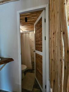 Ένα μπάνιο στο Little Palm +15 φωτογραφίες