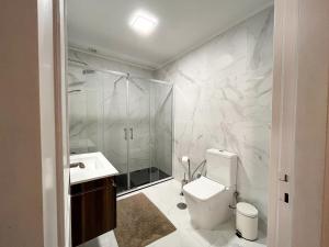 een badkamer met een douche, een toilet en een wastafel bij Spacious Villa in Vila Nova de Gaia in Vila Nova de Gaia +51 foto's