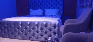 DarankaにあるCutting Edge Guest Houseのベッドルーム(ソファ、椅子、ベッド付)