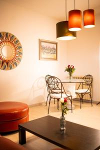 een woonkamer met een tafel en stoelen bij Appartamento Panoramic in Lerici