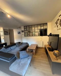 salon z kanapą i stołem w obiekcie Greenloft La tonnelle w Annecy +11 zdjęć