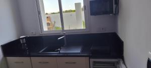 Dapur atau dapur kecil di Dar Lebharr Studio