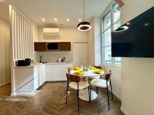 Kuchyň nebo kuchyňský kout v ubytování Lumiere - Chic cocoon au coeur de lyon + 14 fotografií