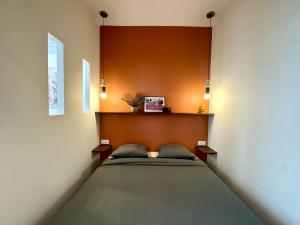 Postel nebo postele na pokoji v ubytování Lumiere - Chic cocoon au coeur de lyon