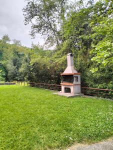 ein kleiner Backsteinturm auf einer Wiese in der Unterkunft Κατοικία στην Κουτσουπιά in Kókkinon Nerón