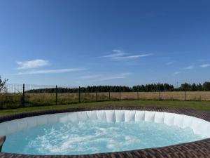 Bazén v ubytování Tu jest pięknie- dom premium z ogrodowym spa nebo v jeho okolí
