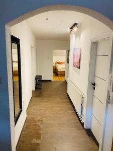 een hal met een kamer met een bed en een deur bij Golger APP in Obervellach +18 foto's