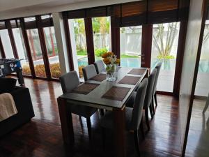 Posezení v ubytování Pranaluxe Pool Villa Holiday Home