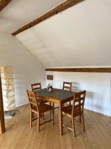 a dining room with a table and chairs at Top Lage Krems - 100m2 - 2 Schlafzimmer mit Garage in Krems an der Donau