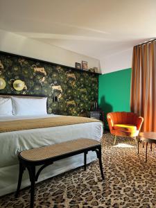 ein Hotelzimmer mit einem Bett und einem Stuhl in der Unterkunft Hotel Divino by Fimedhotels in Figueres + 76 Fotos