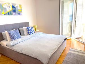 Postel nebo postele na pokoji v ubytování Anmarie Apartments Crikvenica