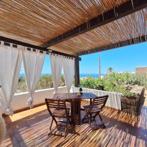 A balcony or terrace at Dammuso Surya Cloe