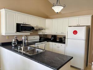 Kuchyň nebo kuchyňský kout v ubytování Saskatoon Lashyn Cove Homestay