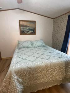 Ένα ή περισσότερα κρεβάτια σε δωμάτιο στο All Season Fun and Cozy Home in Island Falls, ME