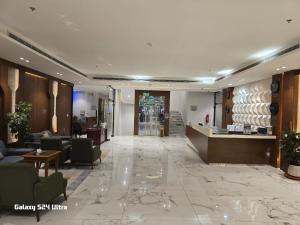 una hall di un hotel con divani e bancone di Namar Home Serviced Apartment - Tuwaiq  a Riyad