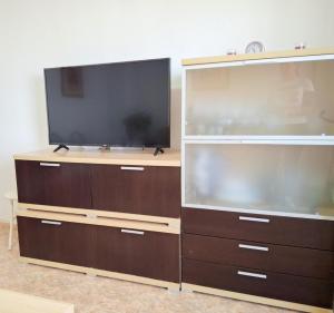 - un grand centre de divertissement avec une télévision à écran plat dans l'établissement Corinto, à Benalmádena