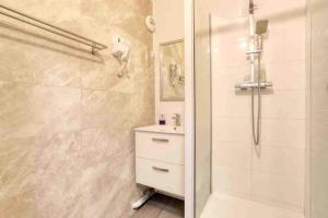 une salle de bain avec douche et lavabo dans l'établissement Large - Paris, DisneyLand, Villepinte Expo, CDG, à Sevran 35 autres photos