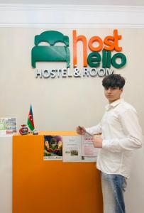 Un hombre parado frente a un albergue y una habitación. en Hostello, en Baku 18 fotos más